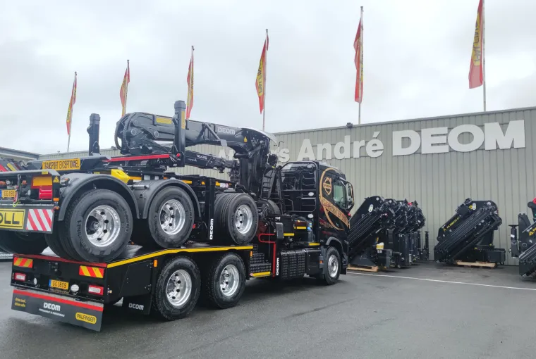 Zoom sur un ensemble forestier : PALFINGER Epsilon S270 L98 & remorque DOLL