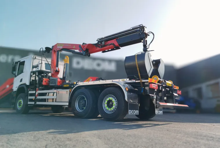 Un ensemble grue PK 14.501 SLD5 et lève-conteneur HT 18 TEC
